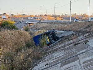 В Цимлянском районе большегруз снес ограждение и рухнул вниз