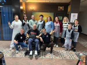 Художник из Волгодонска провел мастер-класс по живописи для родителей особенных детей