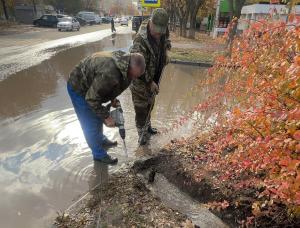 В Волгодонске сделали искусственный дренаж на затапливаемом перекрестке