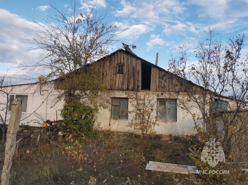 В Мартыновском районе дом загорелся во время ремонта крыши