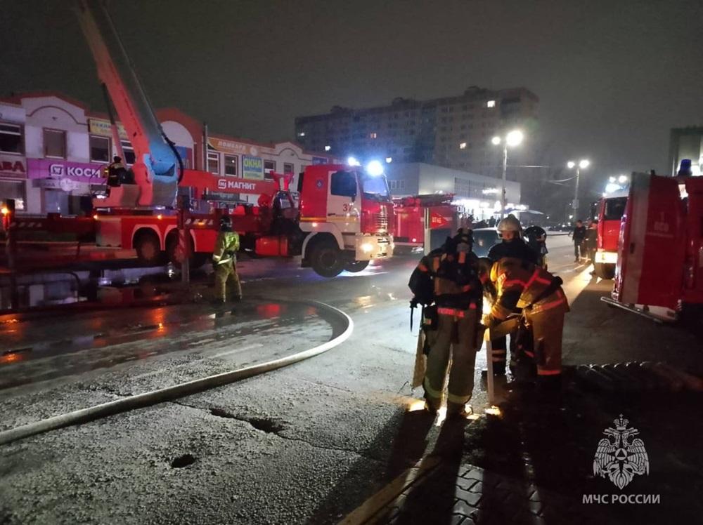 Больше полусотни человек тушили пожар на рынке «Аванград» в Волгодонске