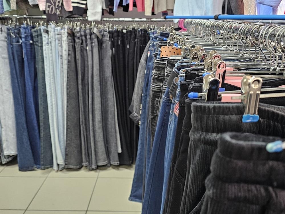 Пора утепляться: стильная джинсовая одежда и уютные свитера ждут вас в магазине «Амазонка»!