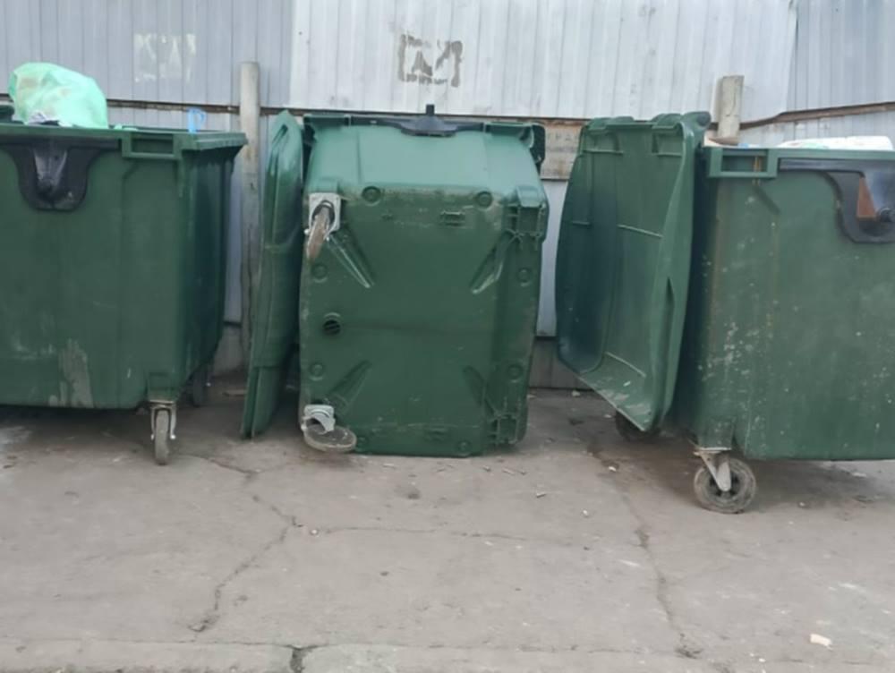 Житель Волгодонска открутил колеса с нового мусорного контейнера