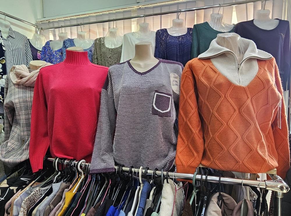 Широкий ассортимент женской одежды в магазине «Надежда»