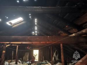 В Мартыновском районе дом загорелся во время ремонта крыши