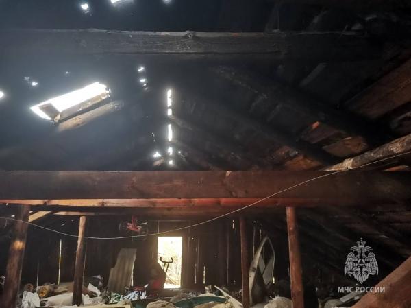 В Мартыновском районе дом загорелся во время ремонта крыши
