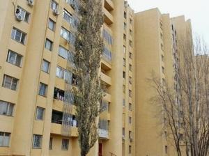 В Волгодонске, упав с высоты, погиб неизвестный мужчина