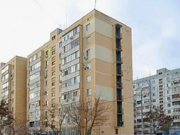 В Волгодонске под окнами многоэтажки обнаружили тело мужчины