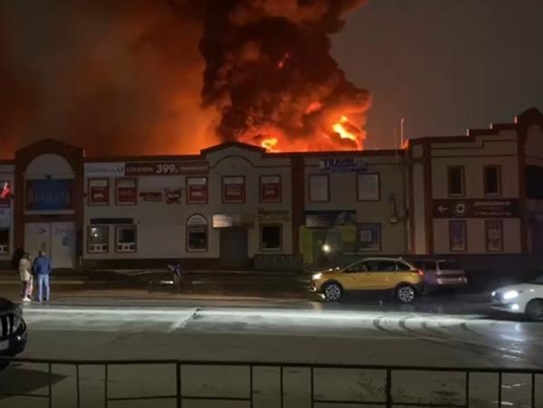 Больше полусотни человек тушили пожар на рынке «Аванград» в Волгодонске