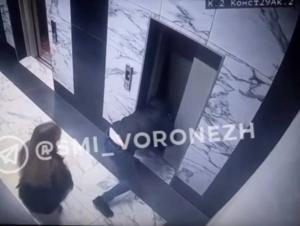 В Воронеже 3-летний ребенок, облокотившись на дверь, упал в шахту лифта
