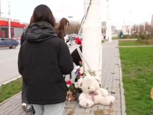 В Волгодонске возложили цветы на месте страшного ДТП, в котором погибли две студентки