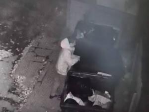 Житель Волгодонска открутил колеса с нового мусорного контейнера