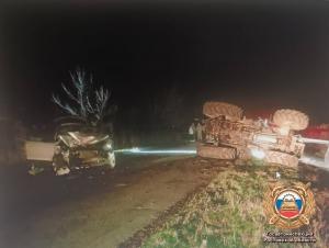 Двое пострадали при столкновении иномарки с трактором на трассе Ростов - Волгодонск