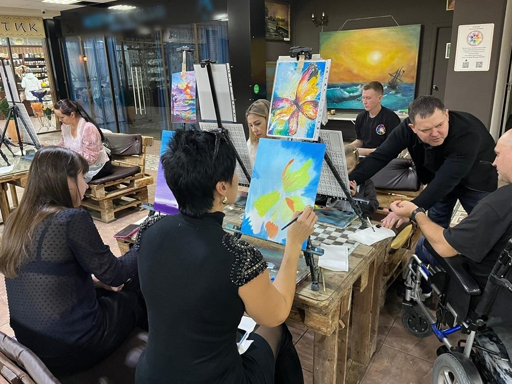 Волгодонский художник Александр Дорофеев провёл благотворительный мастер-класс по живописи ко Дню матери