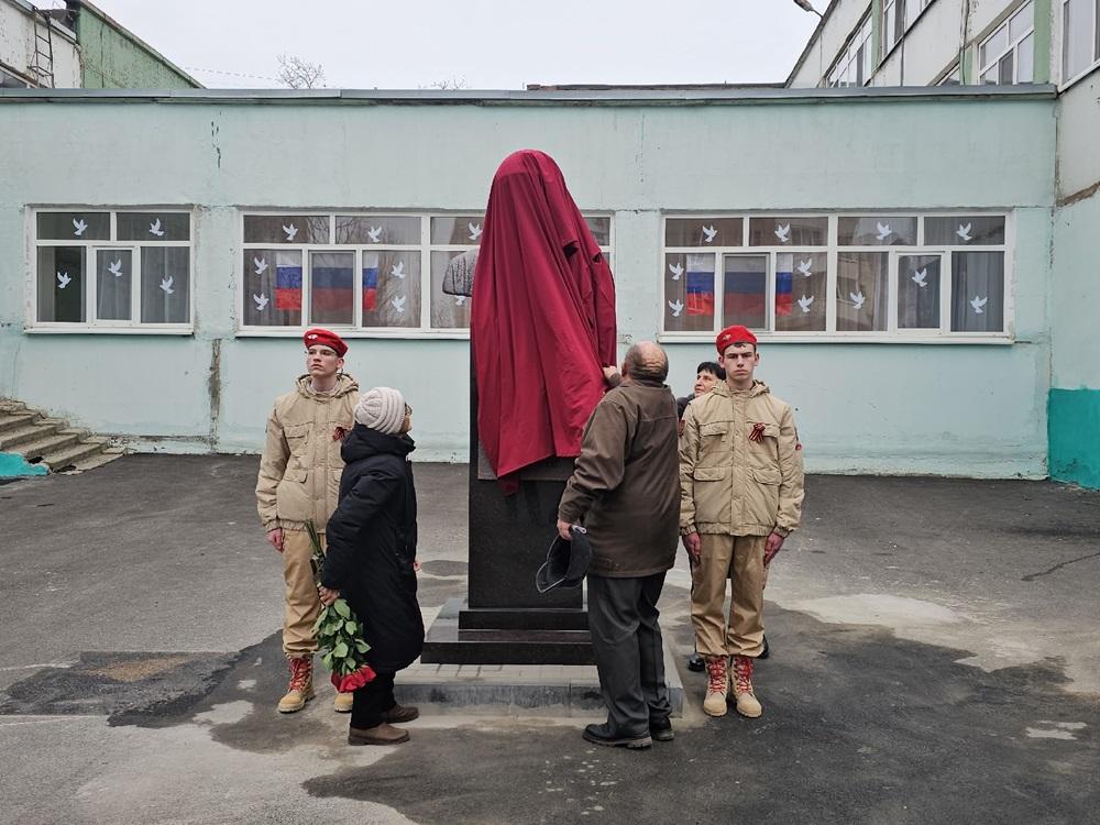 В Волгодонске окрыли бюст Герою России Александру Антонову