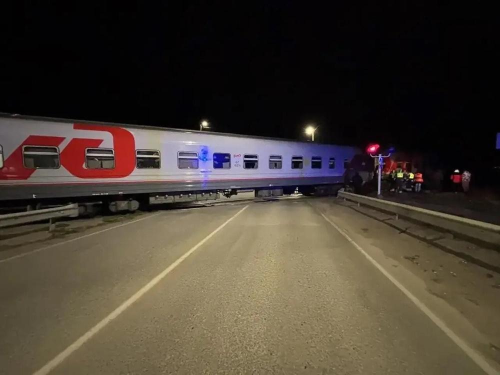 В Цимлянске пассажирский поезд врезался в легковушку