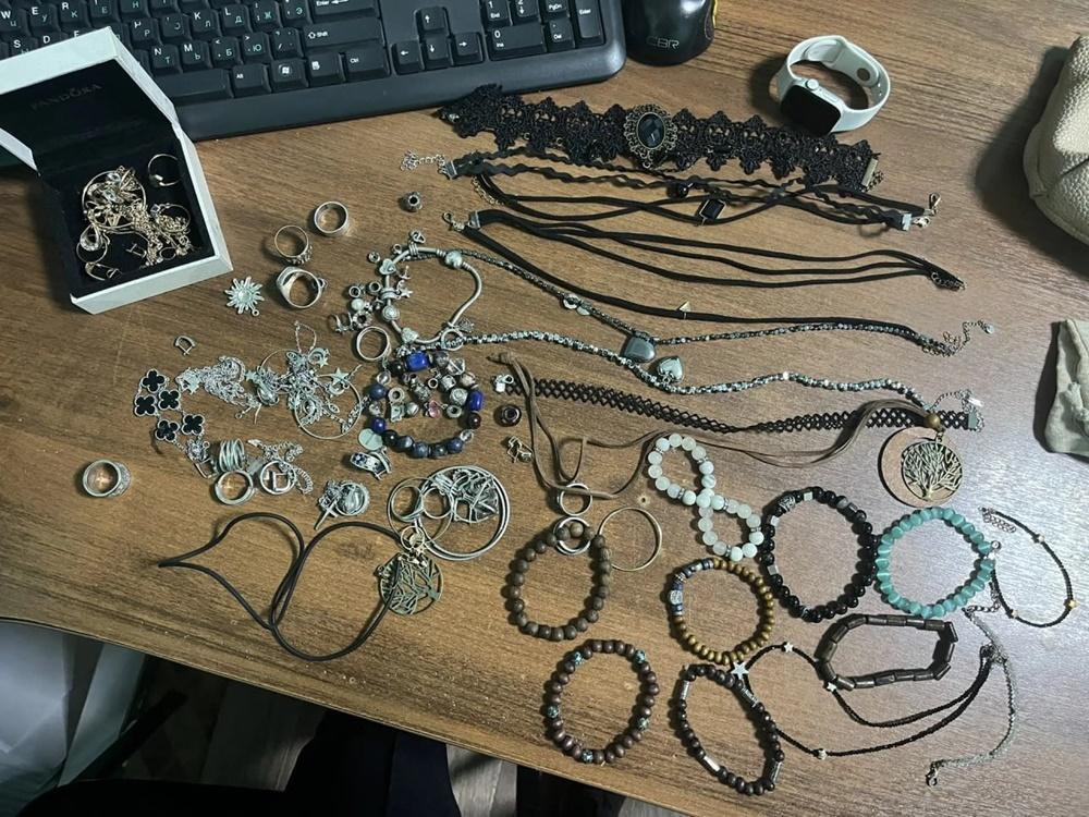 Житель Морозовского района похитил ювелирку и смарт-часы из частного дома