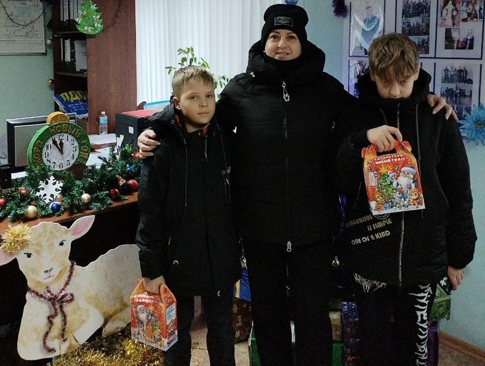 В 13 округе Волгодонска вручили подарки детям из малообеспеченных семей