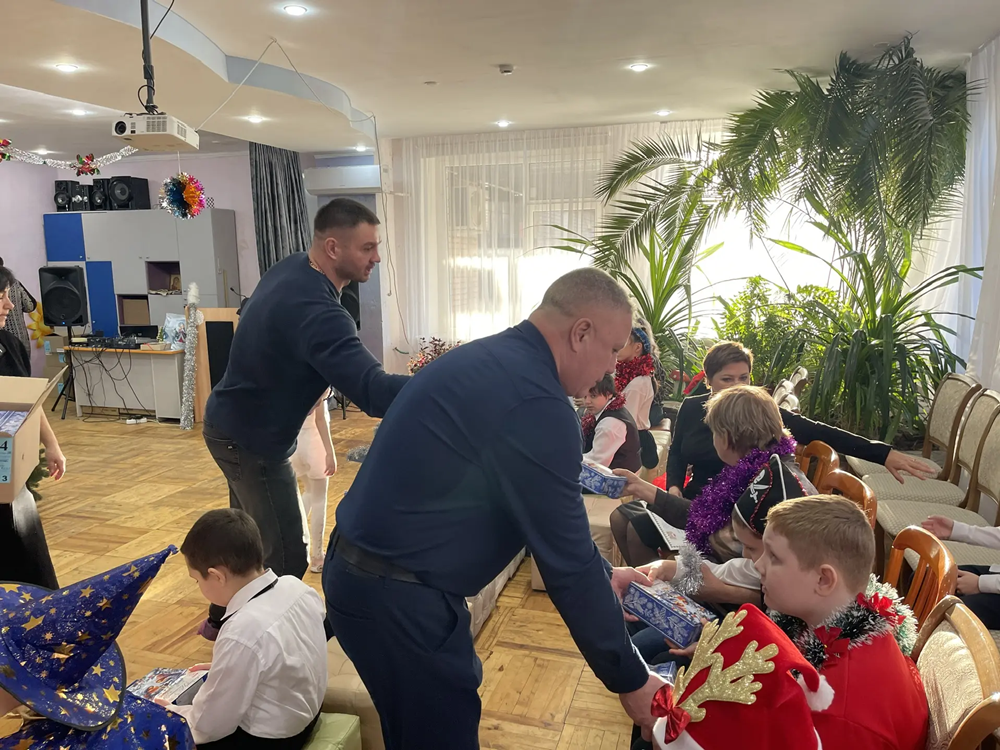 Юные волгодонцы с особенностями развития здоровья получили подарки от депутатов КПРФ