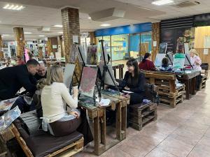 Волгодонский художник Александр Дорофеев провёл благотворительный мастер-класс по живописи ко Дню матери