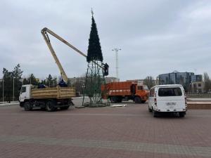 В Волгодонске на площади ДК им. Курчатова устанавливают новогоднюю ёлку
