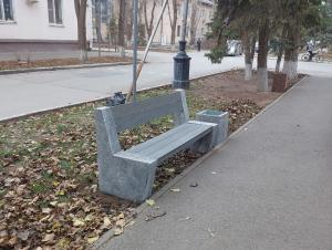 В Волгодонске на улице Ленина установили антивандальные лавочки и урны