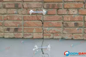 В Цимлянске в разрушающемся доме на Морской установили аварийные маячки