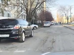 «Ее специально игнорируют?»: житель Волгодонска пожаловался на состояние дороги-дублера улицы Горького