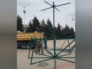 В Волгодонске на площади Победы начали устанавливать новогоднюю ель