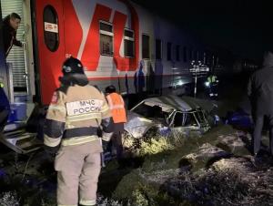 В Цимлянске пассажирский поезд врезался в легковушку