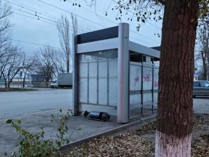 Волгодонцы пожаловались на вырванную урну у остановки на Морской