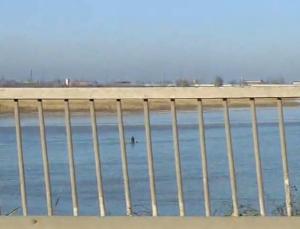 В Волгодонске бесстрашные рыбаки уже вышли на зимнюю рыбалку.