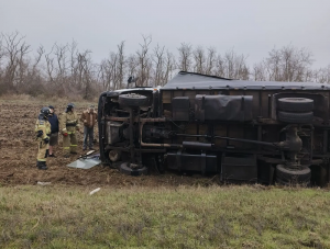 В Цимлянском районе слетел с дороги и перевернулся грузовик