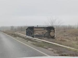 «Рено» слетела с обледенелой трассы в Цимлянском районе