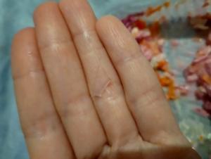 Жительнице Волгодонска продали салат с осколком пластика