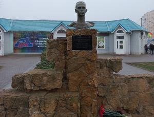 В Волгодонске вандалы облили зеленкой памятник Герою России Сергею Молодову