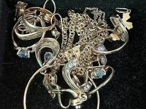 Житель Морозовского района похитил ювелирку и смарт-часы из частного дома