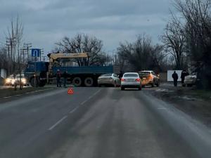 В Волгодонске легковушка залетела под грузовик