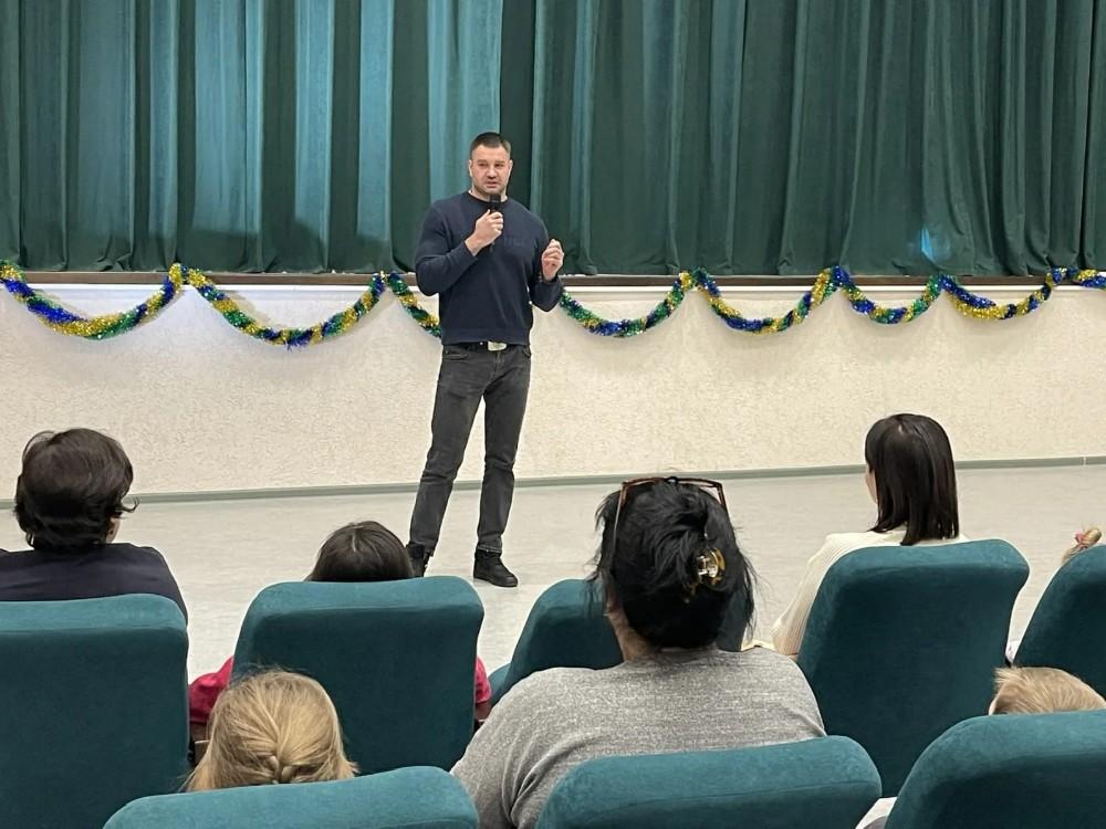 Юные жители округа №10 окунулись в сказку и получили подарки от Деда Мороза