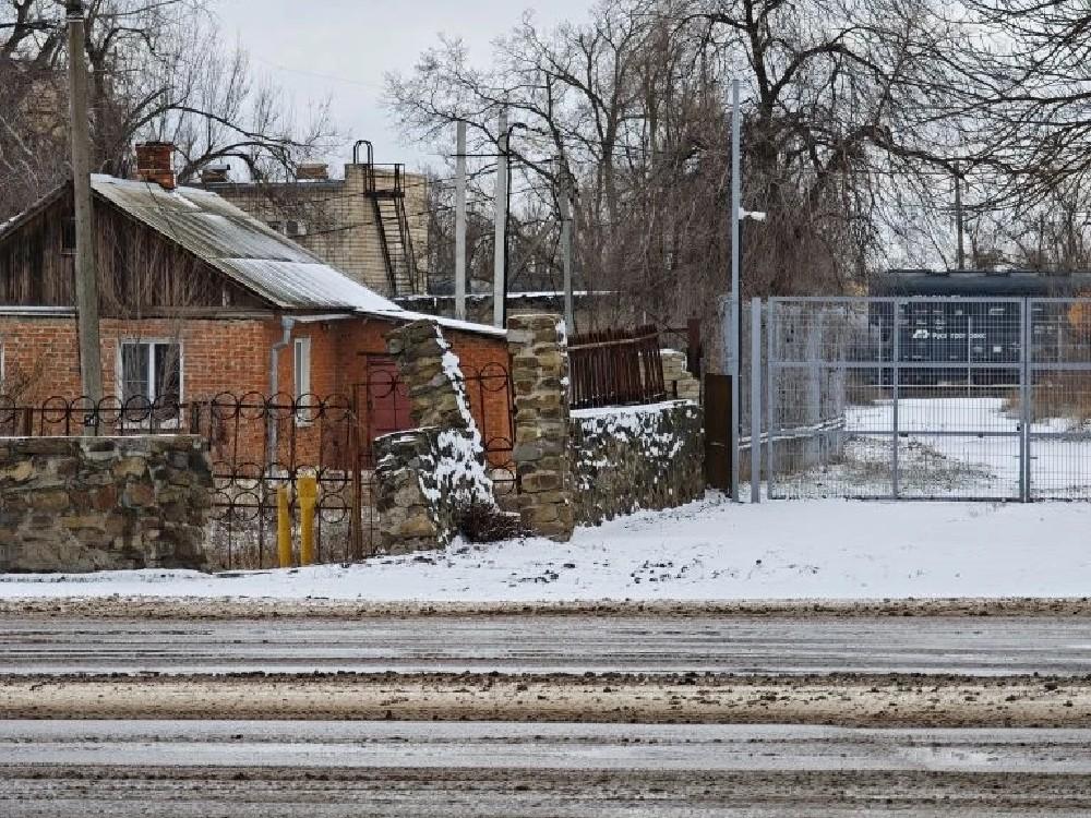 В Волгодонске каменный забор может рухнуть на людей
