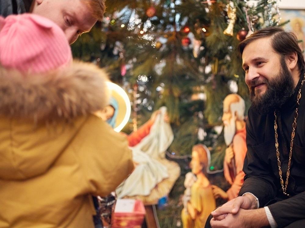 Волгодонской благотворительный фонд им. Бурдюгова передал рождественские подарки юным прихожанам храма станицы Нижнекундрюченской