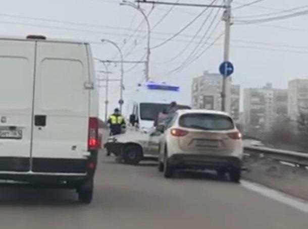 В Волгодонске на путепроводе произошло массовое ДТП с автобусом