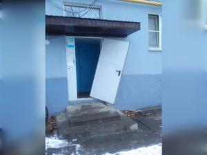 В Волгодонске после капремонта дома на Морской снова обвалилась дверь в подъезд