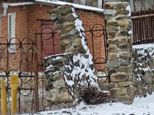 В Волгодонске каменный забор может рухнуть на людей