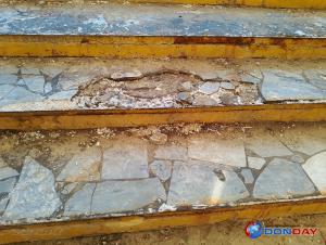 В Волгодонске в подземном переходе у вокзала продолжают разрушаться ступеньки