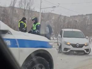 Иномарка снесла ограждение на проспекте Строителей в Волгодонске