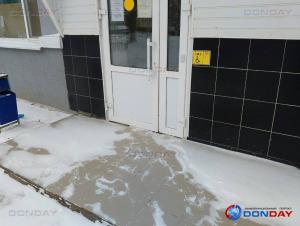Волгодончанка пожаловалась на скользкий вход в городскую стоматологию