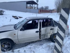 Водитель иномарки врезался в щит с ценами АЗС в Зимовниковском районе