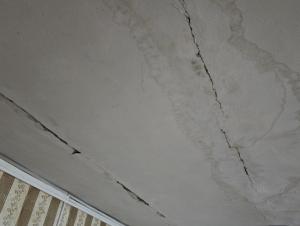 В доме на Морской в Цимлянске на глазах появляются новые трещины