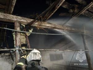 В Волгодонском районе крыша дома сгорела из-за короткого замыкания